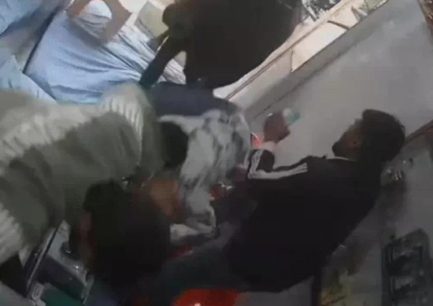 लड़ते-लड़ते ज्वेलरी दुकान में घुसा सांड: VIDEO में कैद हुई अफरा-तफरी, ग्राहक डरकर काउंटर पर चढ़ गया, पैर में चोट आई; 4 महीने पहले भी महिला घायल हो चुकी थी