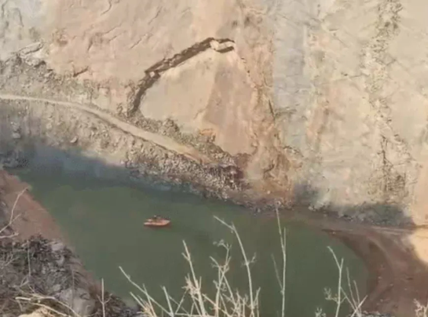 राजस्थान के अलवर जिले में भीषण खनन हादसा: 300 फीट ऊंचा पहाड़ दरका, 50 हजार टन मलबे और पानी में दबा पोकलेन ऑपरेटर, रेस्क्यू अभियान जारी