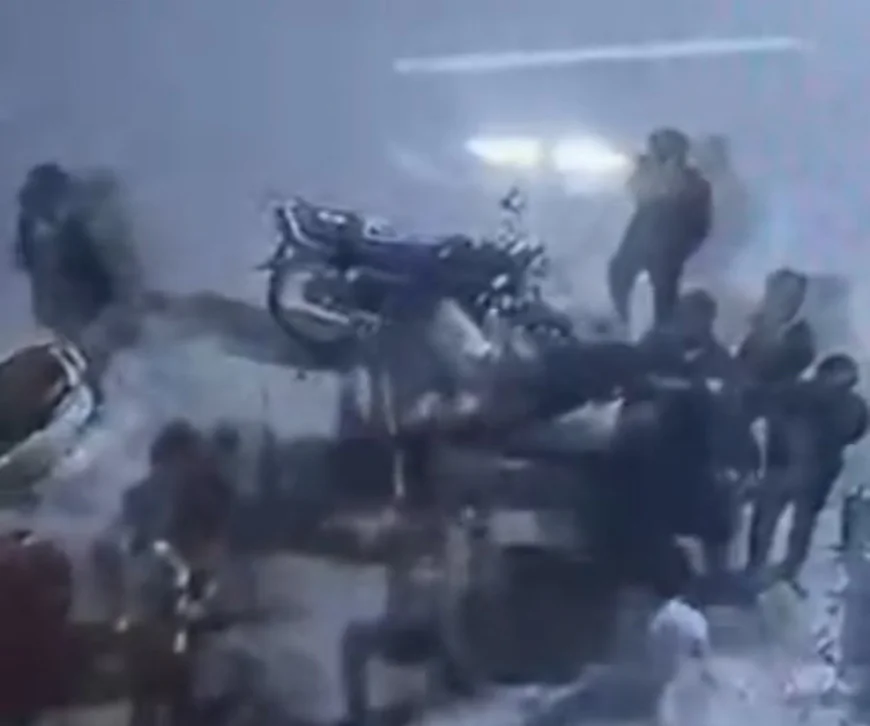 आबू रोड के मानपुर में सड़क विवाद ने लिया हिंसक रूप: टेंपो ड्राइवर और साथियों ने बाइक सवार दुकानदार को जमकर पीटा, युवक गंभीर रूप से घायल, पालनपुर रेफर