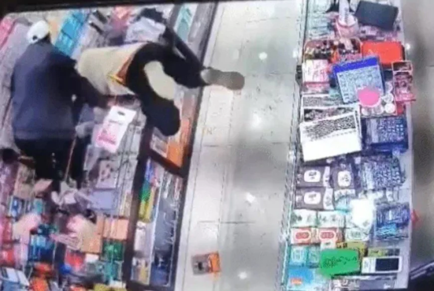 जयपुर में नकाबपोश बदमाशों ने दुकानदार को बनाया बंधक बनाने की कोशिश: आंखों में मिर्च पाउडर फेंका, चाकू से किया वार; लोगों ने पीछा कर पकड़ा, CCTV वीडियो वायरल