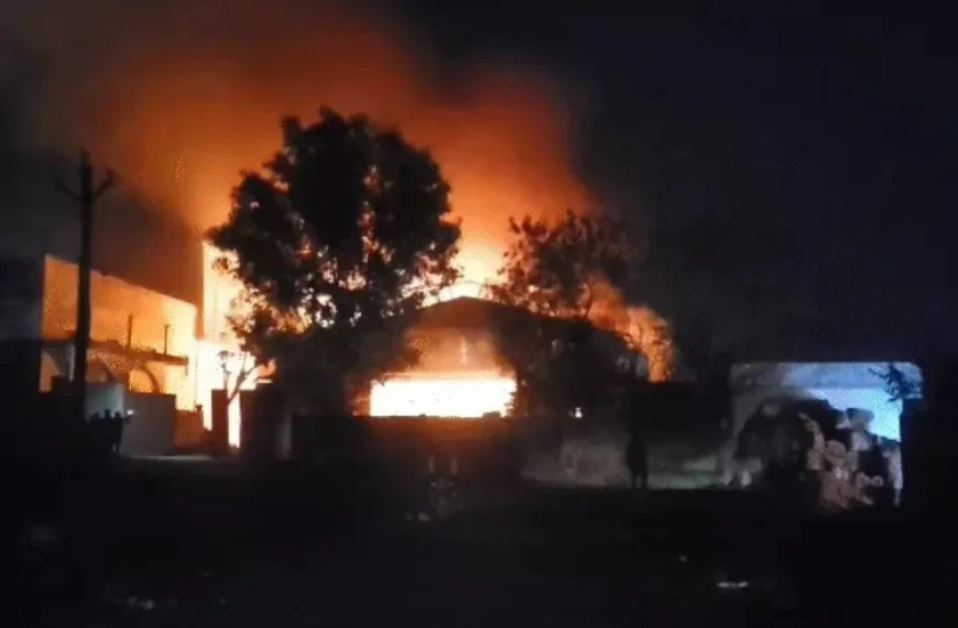 चित्तौड़गढ़ के कपासन में केमिकल फैक्ट्री में भीषण विस्फोट: बॉयलर फटने से लगी आग, 10 टन का पार्ट 300 मीटर दूर पंचायत परिसर में गिरा, एसडीएम ऑफिस की दीवार टूटी