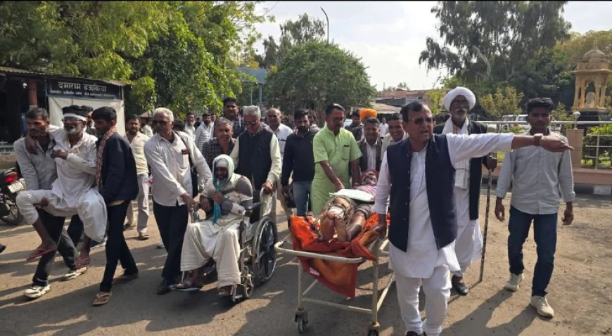 बाड़मेर के आलमसर गांव में भूखंड विवाद पर कातिलाना हमला: हाथ-पैर तोड़े, सिर फोड़े; घायल दलित पीड़ित स्ट्रेचर-व्हीलचेयर पर कलेक्ट्रेट पहुंचे, एसपी ने शेष आरोपियों की गिरफ्तारी का दिया आश्वासन