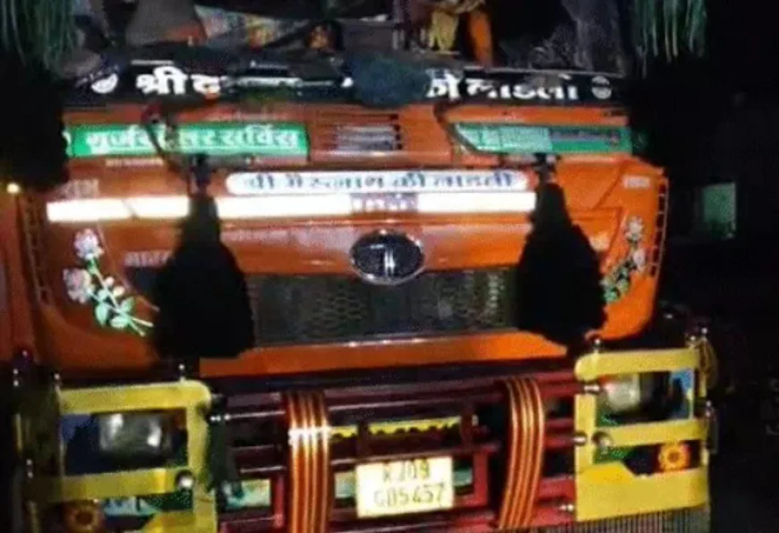 ट्रेलर ने बाइक सवार परिवार को रौंदा: तीन भाई-बहन की मौके पर मौत, पिता गंभीर घायल – बच्चों को डॉक्टर दिखाने जा रहे थे