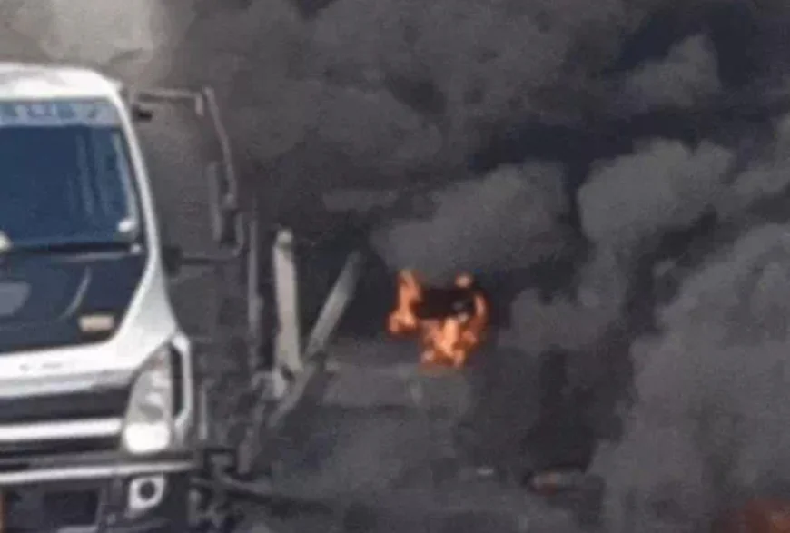 सीकर-जयपुर नेशनल हाईवे पर सड़क निर्माण मशीन में भीषण आग: डामर लिक्विड के अधिक गर्म होने से लगी आग, लपटें 10 फीट से ऊपर उठीं, जाम से यात्रियों में हड़कंप