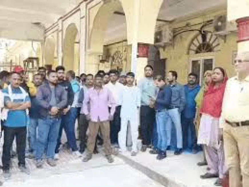 अलवर में 329 पदों पर नियुक्ति की मांग को लेकर सफाई कर्मचारियों का हंगामा, निगम परिसर में धरना