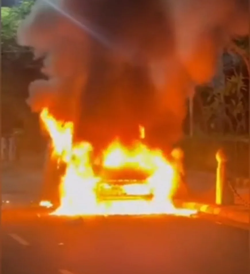 जयपुर में गांधी सर्किल के पास चलती टैक्सी कार में लगी भीषण आग: 17 लाख की नई गाड़ी मिनटों में जलकर राख, ड्राइवर ने कूदकर बचाई जान