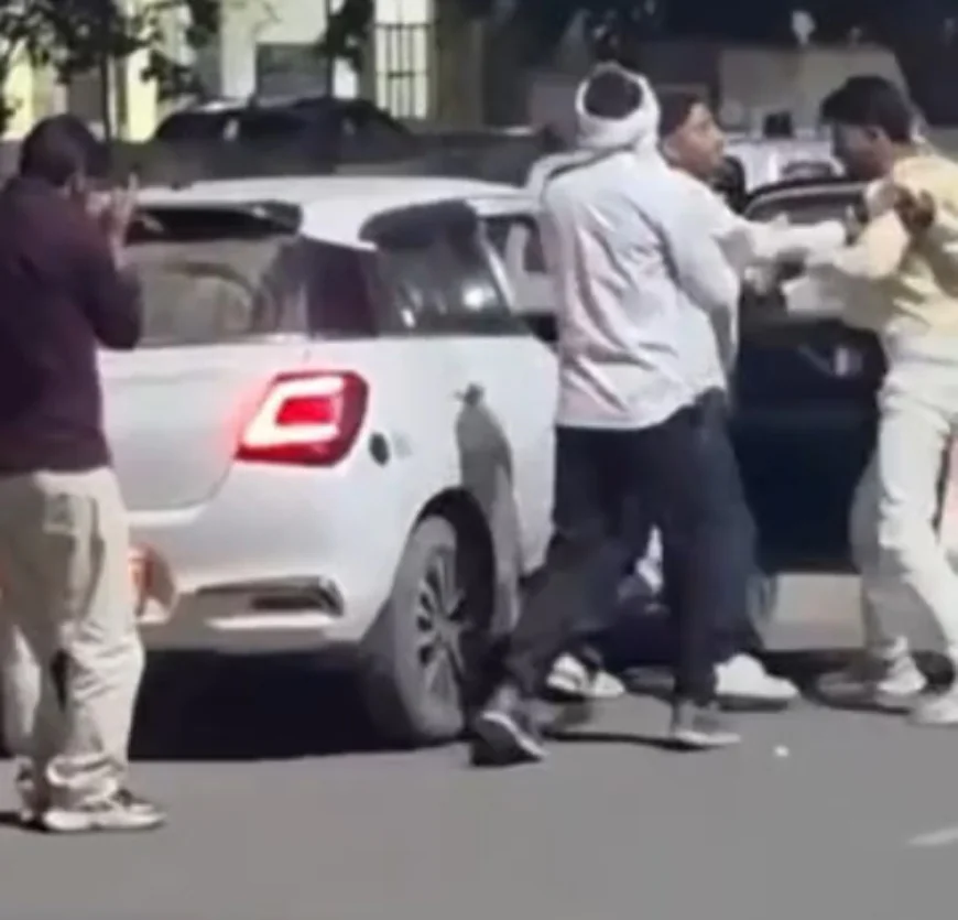 अलवर जिला अस्पताल के बाहर देर रात युवकों में जमकर चले लात-घूंसे, वीडियो वायरल: पुलिस चौकी के बावजूद नहीं पहुंची कोई कार्रवाई