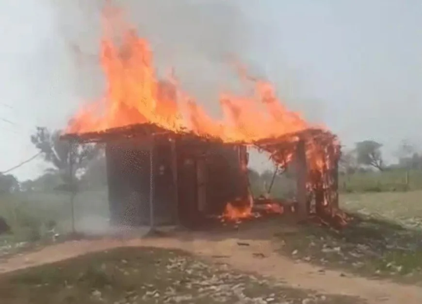 भरतपुर: ग्रामीणों ने शराब गोदाम में लगाई आग, 15 लाख की शराब जलकर खाक; कर्मचारी भागकर बचाई जान, महिलाओं ने भी तोड़े शटर-जालियां