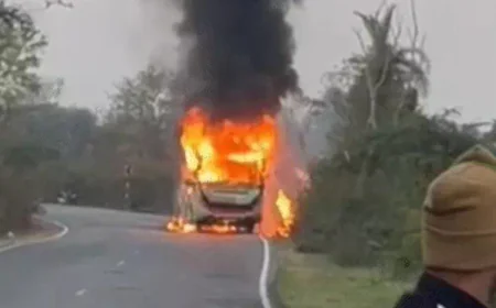 बांसवाड़ा-उदयपुर हाईवे पर चलती स्लीपर बस बनी आग का गोला: चंद मिनटों में जलकर राख हुई मुल्तानी सोना बस, यात्रियों ने कूदकर बचाई जान; शॉर्ट सर्किट से लगा हादसा