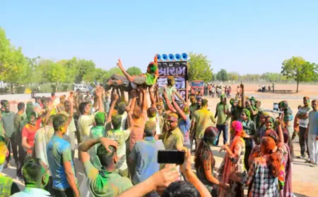 बाड़मेर पुलिस लाइन में रंग-बिरंगी होली: एसपी नरेंद्र सिंह मीना और विधायक रविंद्र सिंह भाटी ने जमकर किया डांस, जवानों ने DSP को कंधों पर उठाकर मनाई मस्ती