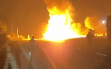 नागौर-लाडनूं हाईवे पर केमिकल टैंकर पलटा, भीषण आग लगी: ड्राइवर ने कूदकर बचाई जान, 2 किलोमीटर दूर तक दिखीं लपटें, दो घंटे बाद काबू पाया