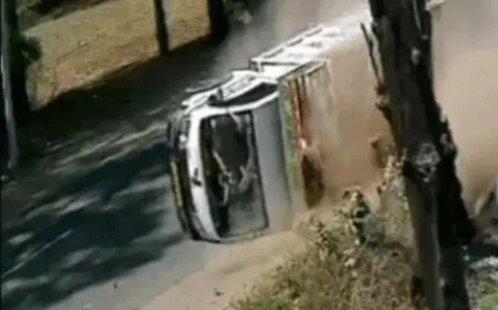 अलवर-बहरोड़ रोड पर तेज रफ्तार टैंपो पलटा: सवारियां उछलकर दूर गिरे, एक बच्चे को CPR देकर बचाई जान; 10 घायल, 2 को जयपुर रेफर