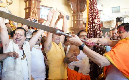 उज्जैन में रंगपंचमी पर धूम: महाकाल मंदिर में CM मोहन यादव का जोरदार शस्त्र प्रदर्शन, जनता संग खेली होली