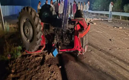 भीषण सड़क हादसा: ट्रेलर की जोरदार टक्कर से ट्रैक्टर-ट्रॉली के उड़े परखच्चे, पट्टियों के नीचे दबकर ड्राइवर की मौके पर मौत; एक घायल, हाईवे पर लगा लंबा जाम