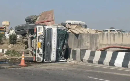 अजमेर में टाइल्स से लदा ट्रेलर पलटा, चालक गंभीर रूप से घायल: स्कॉर्पियो को ओवरटेक करने के चक्कर में अनियंत्रित होकर पुलिया से नीचे गिरा