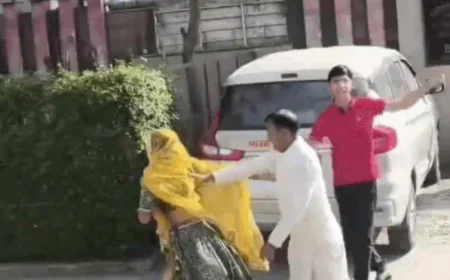 अलवर में पड़ोसियों ने घर में घुसकर महिला को बेरहमी से पीटा: बेहोश होने पर सड़क पर छोड़कर फरार, फेंसिंग विवाद में एक साल से तनाव