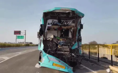 कोटा-झालावाड़ हाईवे पर भीषण हादसा: तेज रफ्तार निजी बस ने सरसों से लदे ट्रक को पीछे से मारी जोरदार टक्कर, कंडक्टर समेत 7 यात्री घायल; ड्राइवर फरार