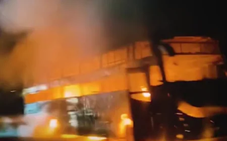 राजस्थान की स्लीपर बस में भीषण आग: धानेरा के पास हादसे में एक यात्री की मौत, 8 गंभीर झुलसे; AC में शॉर्ट सर्किट से लगी आग, इमरजेंसी गेट से कूदकर बचाई जान