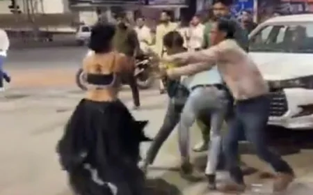 “मार… जान से मार इसे!”: झांसी में मामूली कार टक्कर के बाद युवक की सरेराह पिटाई, महिला हाथ में पत्थर लेकर करती रही उकसावा – वीडियो वायरल