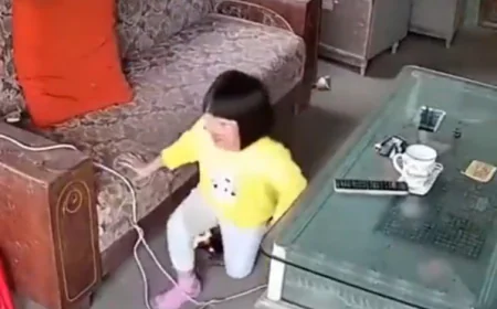 भयानक वायरल वीडियो: सोफे पर फोन देख रही छोटी बच्ची के चेहरे पर अचानक फट गया मोबाइल! चीन की घटना ने मचाया हड़कंप, बाल-बाल बची जान – सेफ्टी टिप्स जारी
