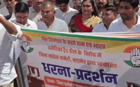बाड़मेर में कांग्रेस का जोरदार प्रदर्शन: गैस सिलेंडर की किल्लत और बढ़े दामों के खिलाफ कलेक्ट्रेट पर धरना, पीएम मोदी का पुतला फूंका