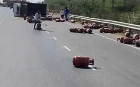 राजस्थान के एनएच-48 पर बड़ा हादसा: किशनगढ़ में टेम्पो पलटने से डेढ़ सौ एलपीजी सिलेंडर सड़क पर बिखरे, अफरा-तफरी मची