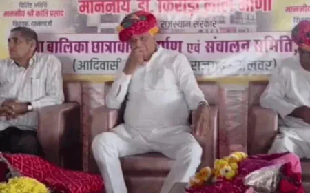 राजस्थान के कृषि मंत्री डॉ. किरोड़ी लाल मीणा ने अलवर में महिलाओं के साथ जमकर डांस किया, कहा- "राधा-कृष्ण की जोड़ी बनी, खुशी में मुझे मंच पर खींच ले गईं"