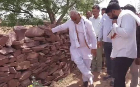 पदयात्रा में शिक्षा मंत्री मदन दिलावर के पैर में चुभा बबूल का कांटा, बोले— राजनीति फूलों की सेज नहीं जमीन पर बैठकर सुनी लोगों की समस्याएं!