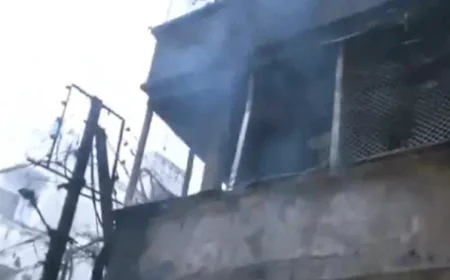 इंदौर में इलेक्ट्रिक कार चार्जिंग के दौरान भीषण आग: 7 लोगों की मौत, 3 घायल – डिजिटल लॉक और गैस सिलेंडर विस्फोट ने बढ़ाई त्रासदी