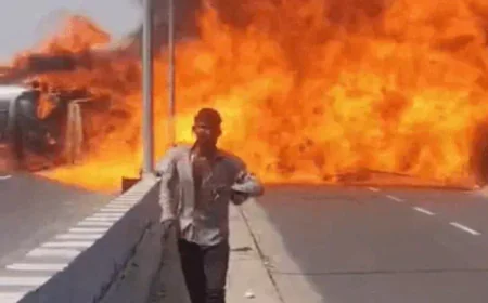 नेशनल हाईवे-48 पर तेल टैंकर पलटा, भीषण आग से मचा हड़कंप: 200 मीटर तक फैली लपटें, एक जिंदा जला