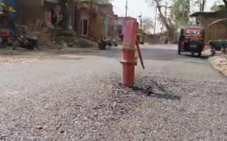 मिर्जापुर में विकास की बड़ी लापरवाही: सड़क के बीचों-बीच छोड़ा हैंडपंप, हादसे का बढ़ा खतरा