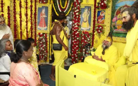 राष्ट्रपति द्रौपदी मुर्मू ने संत प्रेमानंद महाराज से की भावपूर्ण मुलाकात: हाथ जोड़कर प्रणाम, 'राधे-राधे' से हुआ स्वागत; 25-27 मिनट तक चली आध्यात्मिक चर्चा