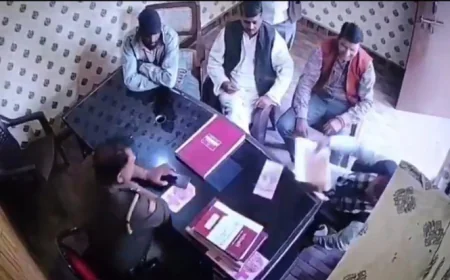 आगरा में पुलिस अधिकारी रिश्वत लेते कैद, वीडियो वायरल होने पर तुरंत सस्पेंड
