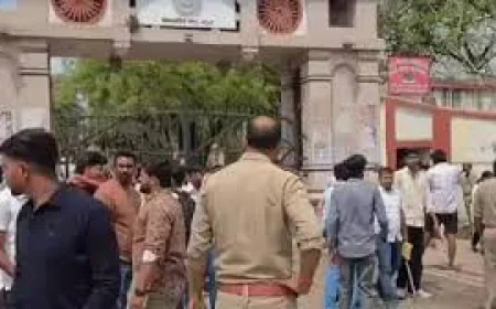वाराणसी के यूपी कॉलेज में दिनदहाड़े बीएससी छात्र की गोली मारकर हत्या, कैंपस में भारी बवाल और पथराव।