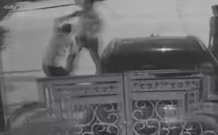 कॉन्ट्रैक्टर ने मिट्टी हटाने के विवाद में मजदूर को गोली मार दी: सड़क पर लाठियों से पीटा, जीजा-साला गिरफ्तार, मारपीट का वीडियो वायरल