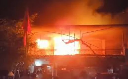 बाड़मेर में शोरूम में भीषण आग: 3 घंटे देरी से पहुंची फायर ब्रिगेड, 10 बच्चों को सुरक्षित निकाला