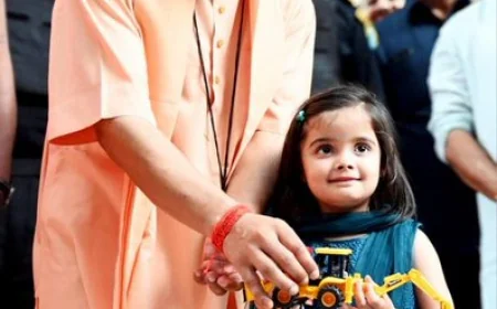 गोरखपुर में कन्या पूजन के दौरान नन्ही बच्ची ने CM योगी को दिया ‘बुल्डोजर’ गिफ्ट, मासूमियत पर मुस्कुराए बाबा