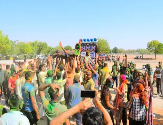 बाड़मेर पुलिस लाइन में रंग-बिरंगी होली: एसपी नरेंद्र सिंह मीना और विधायक रविंद्र सिंह भाटी ने जमकर किया डांस, जवानों ने DSP को कंधों पर उठाकर मनाई मस्ती