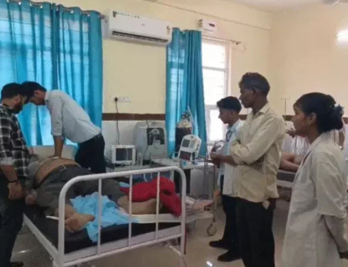 प्रतापगढ़ में दर्दनाक हादसा: खेत में ट्रॉली से खाद बिखेरते समय हाईटेंशन लाइन से करंट लगने से पिता-पुत्र की मौत, डेढ़ साल पहले हुई थी बेटे की शादी, तीन महीने पहले बेटी का जन्म