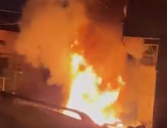 कोटा में देर रात ट्रांसफॉर्मर में लगी भीषण आग: कबाड़ गोदाम में फंसे 15 लोग, फायर ब्रिगेड की त्वरित कार्रवाई से टला बड़ा हादसा