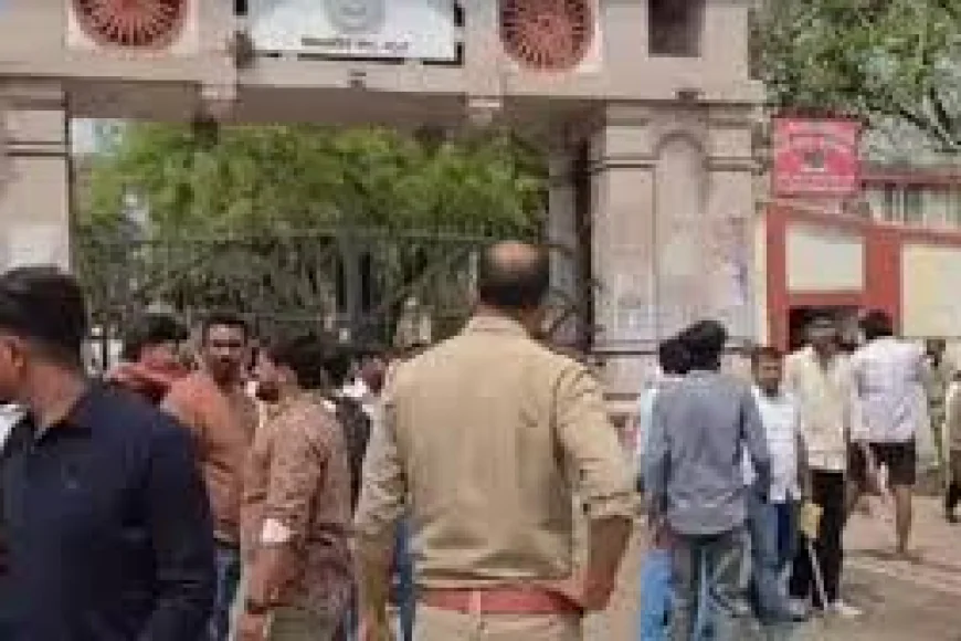 वाराणसी के यूपी कॉलेज में दिनदहाड़े बीएससी छात्र की गोली मारकर हत्या, कैंपस में भारी बवाल और पथराव।
