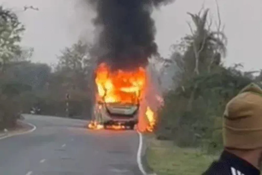 बांसवाड़ा-उदयपुर हाईवे पर चलती स्लीपर बस बनी आग का गोला: चंद मिनटों में जलकर राख हुई मुल्तानी सोना बस, यात्रियों ने कूदकर बचाई जान; शॉर्ट सर्किट से लगा हादसा