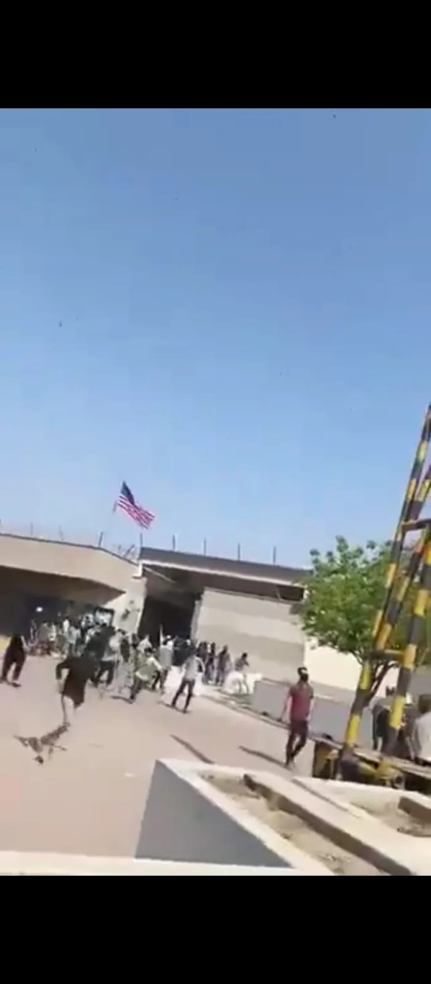 कराची में अमेरिकी कांसुलेट के बाहर हिंसक झड़प, कई लोगों की मौत