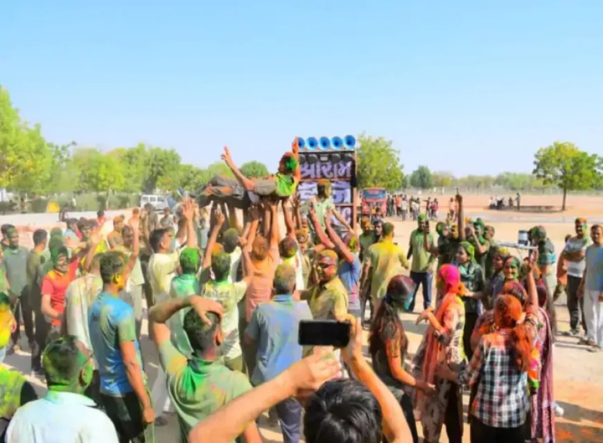 बाड़मेर पुलिस लाइन में रंग-बिरंगी होली: एसपी नरेंद्र सिंह मीना और विधायक रविंद्र सिंह भाटी ने जमकर किया डांस, जवानों ने DSP को कंधों पर उठाकर मनाई मस्ती