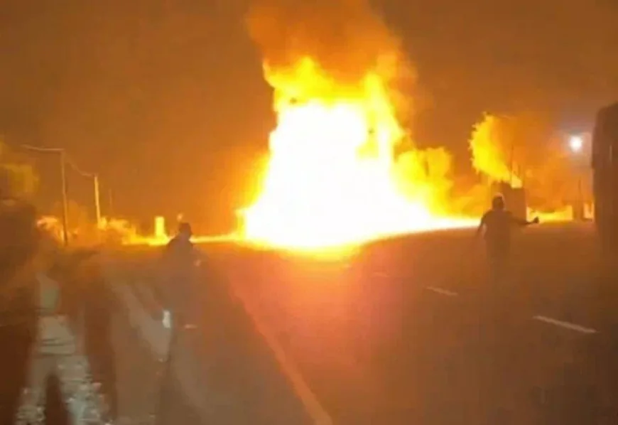 नागौर-लाडनूं हाईवे पर केमिकल टैंकर पलटा, भीषण आग लगी: ड्राइवर ने कूदकर बचाई जान, 2 किलोमीटर दूर तक दिखीं लपटें, दो घंटे बाद काबू पाया