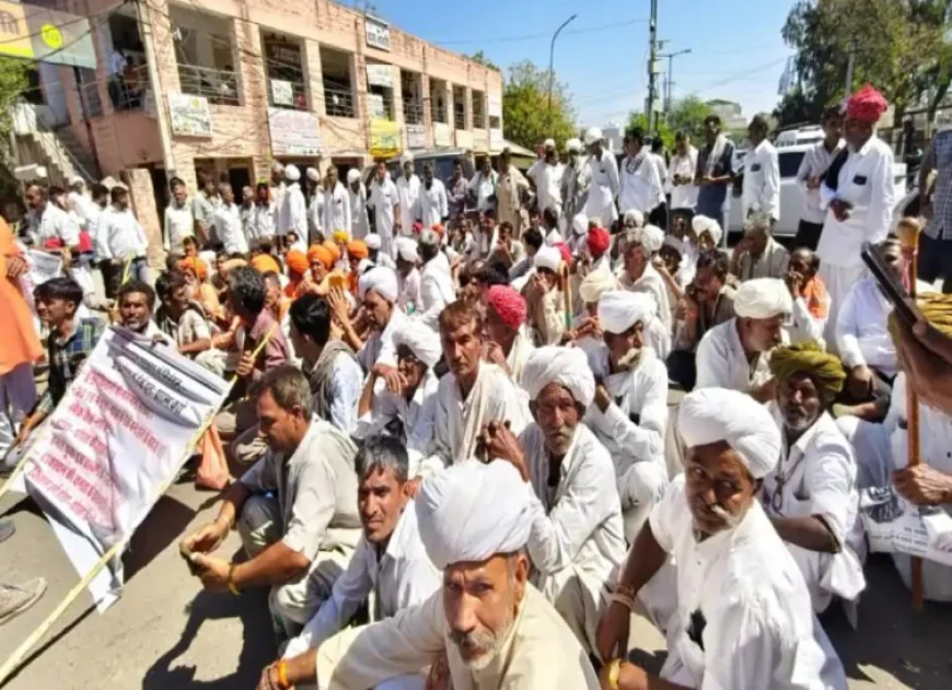 बाड़मेर में डोडा-पोस्त के सरकारी ठेके फिर शुरू करने की मांग तेज: कलेक्ट्रेट पर प्रदर्शन, नारेबाजी और CM को ज्ञापन
