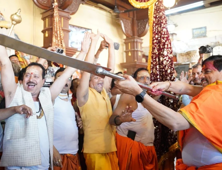 उज्जैन में रंगपंचमी पर धूम: महाकाल मंदिर में CM मोहन यादव का जोरदार शस्त्र प्रदर्शन, जनता संग खेली होली