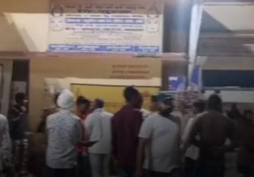 अमेठी में भीषण हादसा: खड़ी ट्रक से टकराईं दो बाइकें, 3 की मौत, 4 घायल; ससुराल से लौट रहे थे परिवार