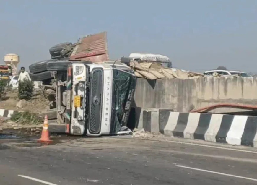 अजमेर में टाइल्स से लदा ट्रेलर पलटा, चालक गंभीर रूप से घायल: स्कॉर्पियो को ओवरटेक करने के चक्कर में अनियंत्रित होकर पुलिया से नीचे गिरा