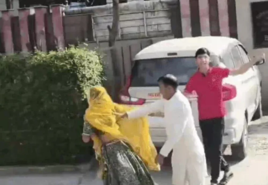 अलवर में पड़ोसियों ने घर में घुसकर महिला को बेरहमी से पीटा: बेहोश होने पर सड़क पर छोड़कर फरार, फेंसिंग विवाद में एक साल से तनाव